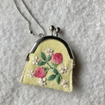 コットンリネンと刺繍のいちごのミニガマ口　イエロー