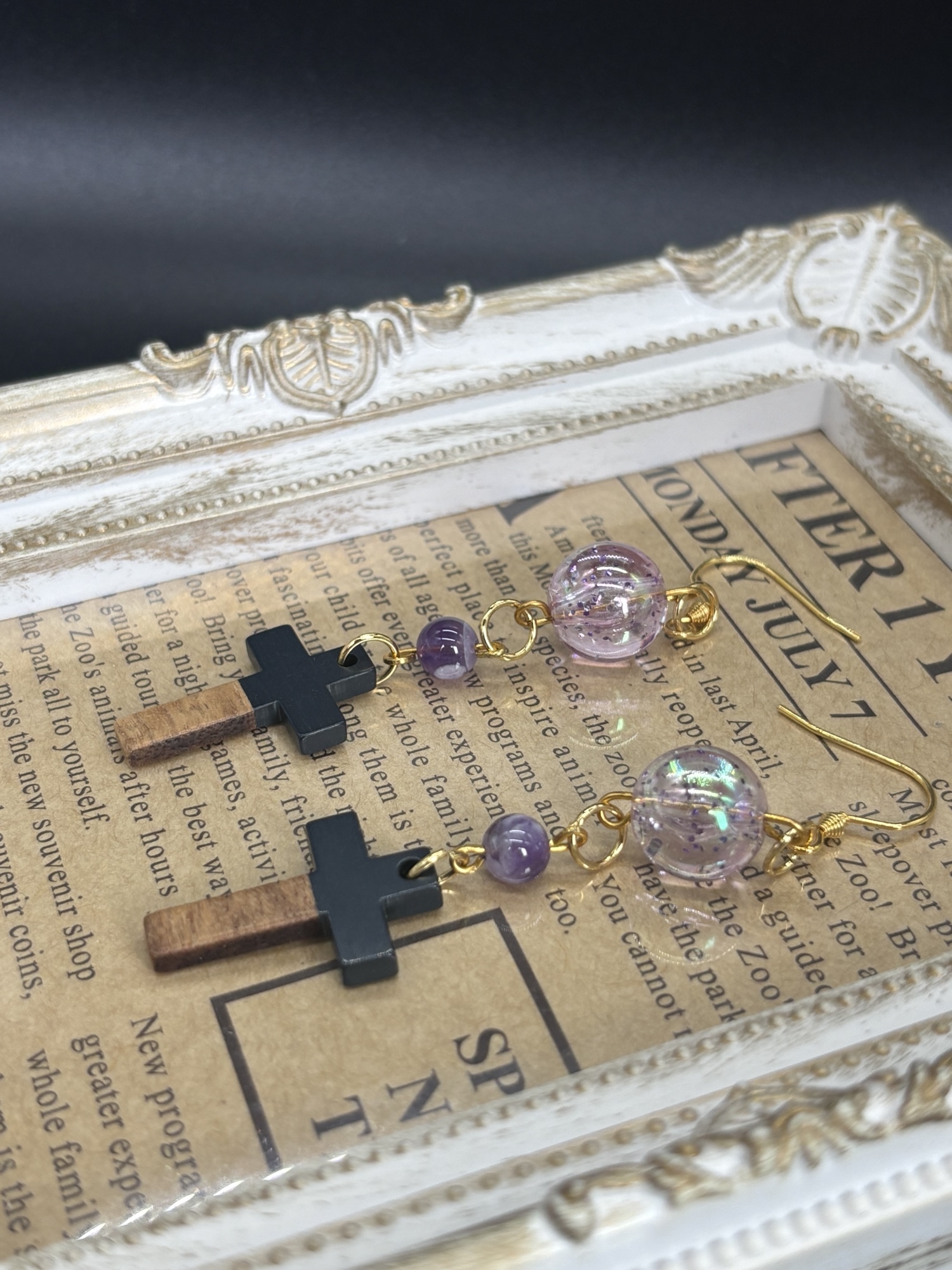 黒い十字架と木製ビーズピアス