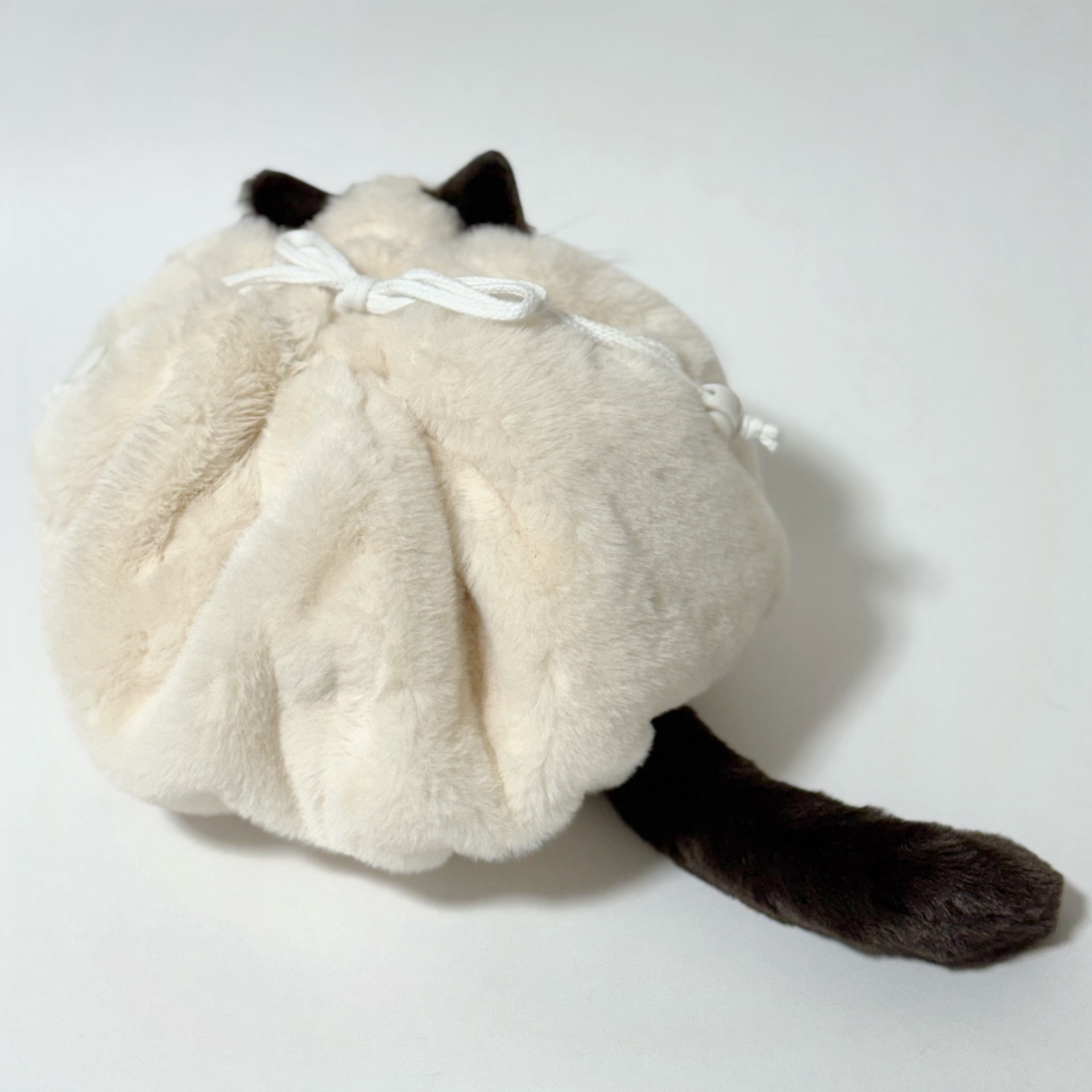 ぬいぐるみみたいな 香箱座りのシャム猫さん巾着バッグ トート