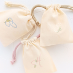 【イニシャル×マーガレット刺繍】くすみカラー 巾着袋　誕生日祝い　出産祝い 推し活 名前入り 母の日 プレゼント ギフト 敬老の日 クリスマス 