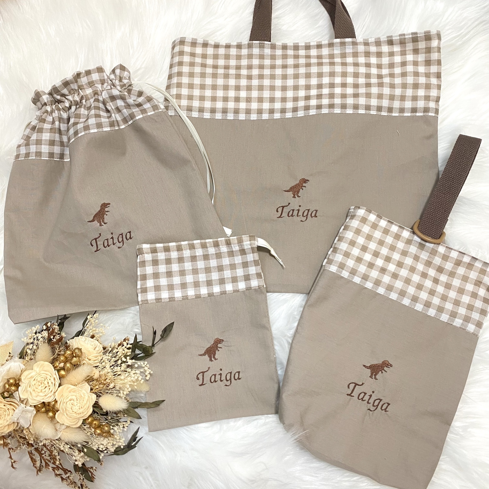 ♡送料無料♡ レッスンバッグ　シューズバッグ　上履き入れ　お着替え袋　体操着袋　ナップサック　コップ袋　給食袋　入園入学　セット　名前　名入れ　刺繍　ダイナソー　恐竜　男の子