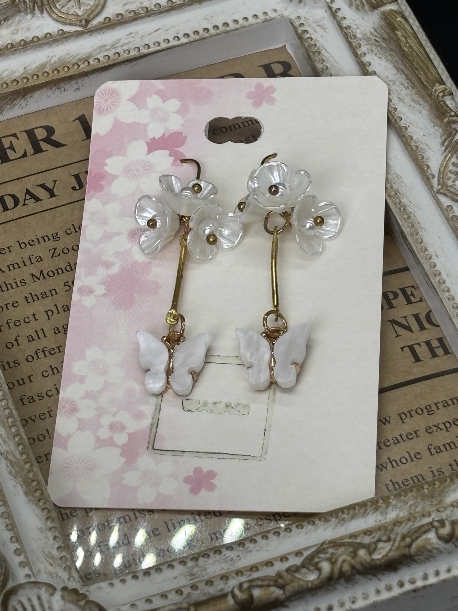 花と蝶のデザインピアス