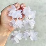 3連　シフォン　ホワイト　フラワー　ピアス　イヤリング　でかい　大ぶり　白　花びら　ゴールド　金　パール　ブライダル　結婚式　ウェディング　サージカルステンレス　樹脂　揺れる　ボリューム　ふわふわ　花