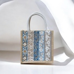 【お気に入り数No.1】インド刺繍リボンのジュートバッグ/ブルー×ホワイト系/かごバッグ/エコバッグ/サブバッグ/キラキラ系/花柄