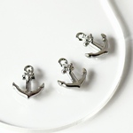 502)［シルバー×キュービックジルコニア］アンカーチャーム（10×12mm・1個） / マリンモチーフ / 夏アクセサリー素材