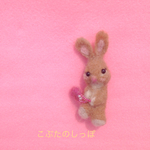 🐰オシャレうささんのお出かけ🐰羊毛フェルトブローチ