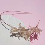 【結婚式・お呼ばれに】百合の花のカチューシャブライダルアクセサリー　ウェディングアクセサリー