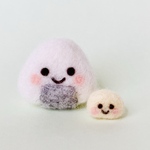 ニッコリ♡おにぎり＆たくあんの仲良しマスコット / 羊毛フェルト かわいい 食べ物 ぬいぐるみ マスコット 置物　ハンドメイド