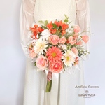 コーラルオレンジガーベラのガーデン風クラッチブーケ　　　　( 造花　ウェディング　結婚式　前撮り　フォトウェディング　アーティフィシャルフラワー　ブーケ　クラッチブーケ　壁掛け）