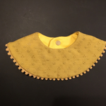 タンポポ刺繍のぽんぽんまんまるスタイ《マスタード》