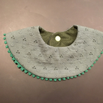 タンポポ刺繍のぽんぽんまんまるスタイ《グリーン》