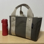 iPadが入る大きめ仕切りタイプのトートバッグ。カーキ色の帆布生地を使っています。A4ファイルやiPadや小物や水筒が入ります。