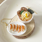 ミニチュア 大盛りチャーシュー麺と餃子のピアス