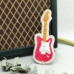 ストラトキャスターの刺繍ブローチ〚チェリーレッド🍒〛シンプル　guitar　ギター　音楽　バンド　刺繍ピンバッジ ♡送料無料♡