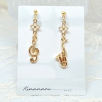 白いお花とサックスのイヤリング