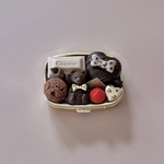 シックなビターチョコとヒョウ柄チョコのピルケース