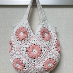 ピンクのお花が可愛いグラニースクエアバッグ