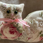 可愛い猫ちゃんの薔薇柄メジャー