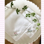 お受験に安心を添える 名入れ可・女の子用手刺繍ハンカチ　　　（ピンク・水色）