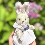 テディベア・カールモヘア生地・うさぎ11cm(ジャンパースカート&リボン)