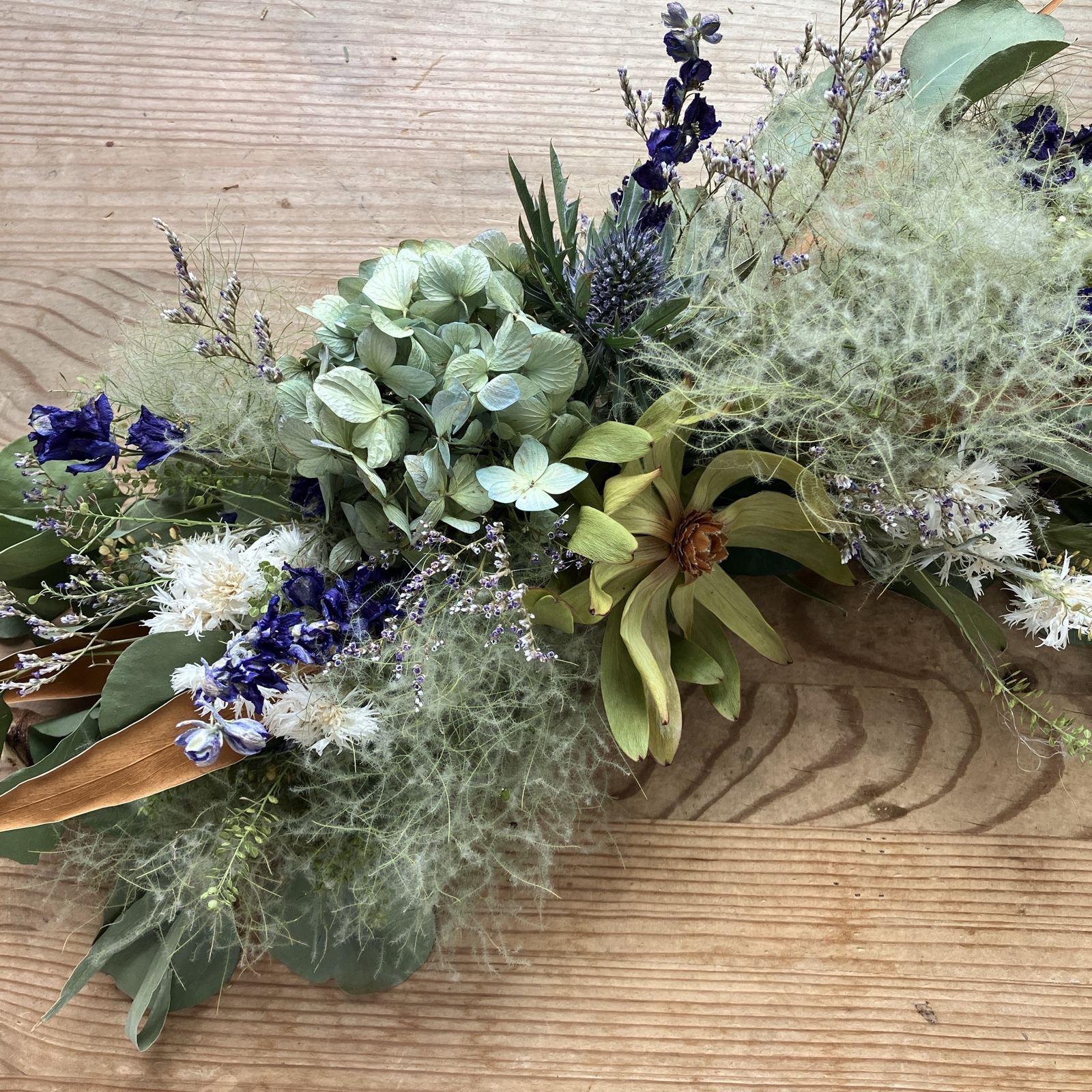 リューカデンドロンとアンティーク紫陽花の壁掛けアレンジ　スモークツリー SOLD リューカデンドロンとアンティーク紫陽花の壁掛けアレンジ