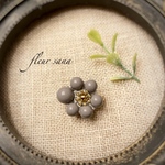 unique flower  アンシンメトリーフラワーのミニブローチ  dusty gray・gold / silver