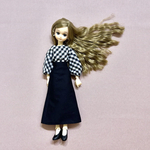 リカちゃん　ブラックとホワイトのチェックブラウスと黒いスカートのセット
