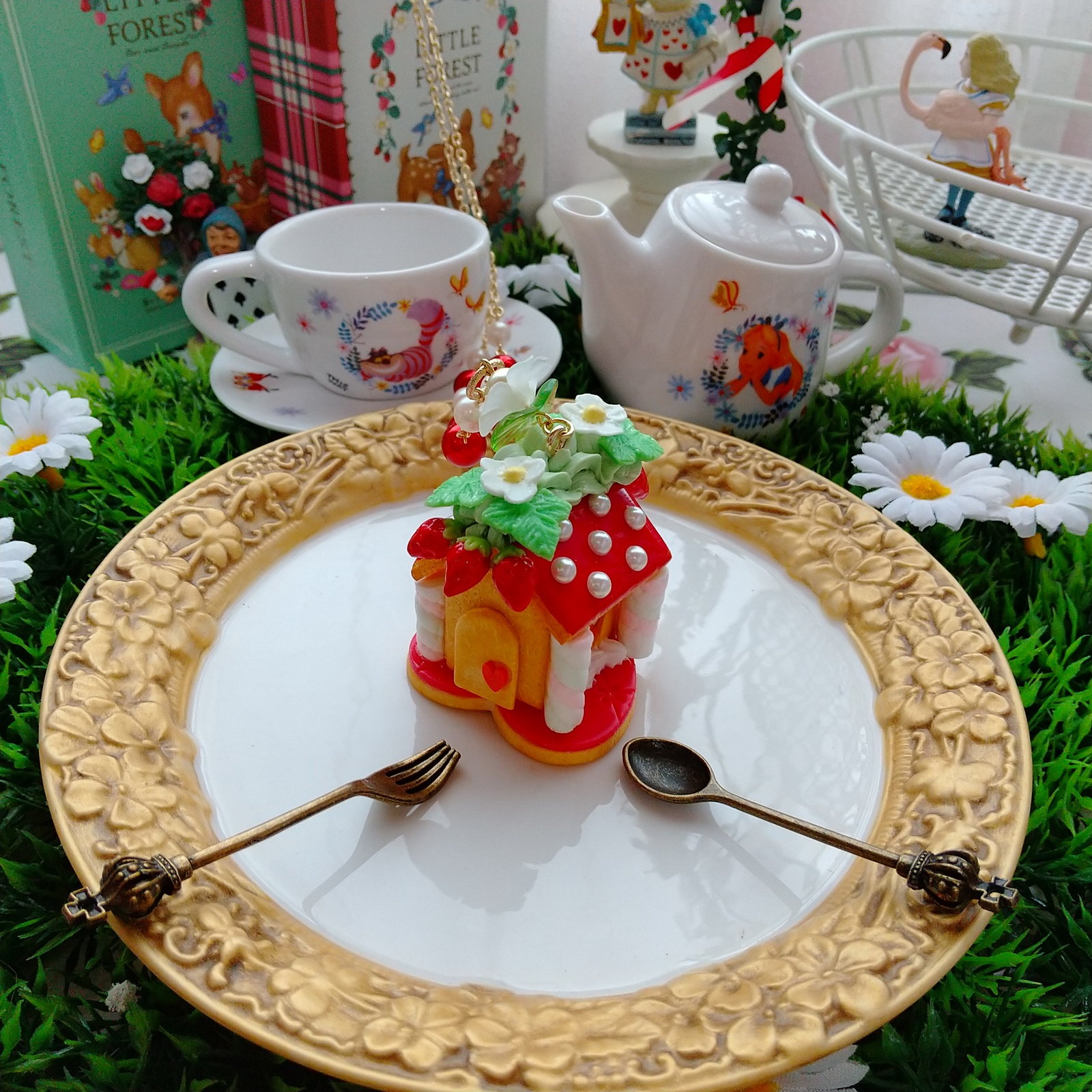 赤 アイシング屋根のいちごのお菓子のお家ネックレス