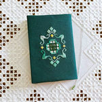 グリーングラデーションのハーダンガー刺繍のブックカバーspiegel（文庫本）フォレストグリーン