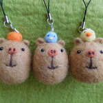 カピバラと小鳥の羊毛ストラップ