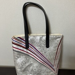アンズルーム★ハンドメイド★ちょっと豪華な小さめ　トートバッグ★ハンドバッグ★着物　帯リメイク★白系×シルバー　花★B5サイズ