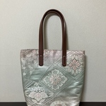 SALE！！アンズルーム★ハンドメイド★ちょっと豪華な小さめ　トートバッグ★ハンドバッグ★着物　帯リメイク★ピンク×緑　花★B5サイズ　長財布