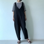 “縦ライン“で足元までスッキリ。リネン100のテーパードサロペットパンツ。 オールインワン・Vネック