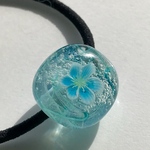 ガラスの ヘアゴム 花ひとつぶ　しゅわっと水色
