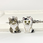  【 オーダー 】キジ白猫と白黒猫のおすわりリバーシブル刺繍キーホルダー 小サイズ ハンドメイド kagisippo7  うちの子オーダー うちの子グッズ