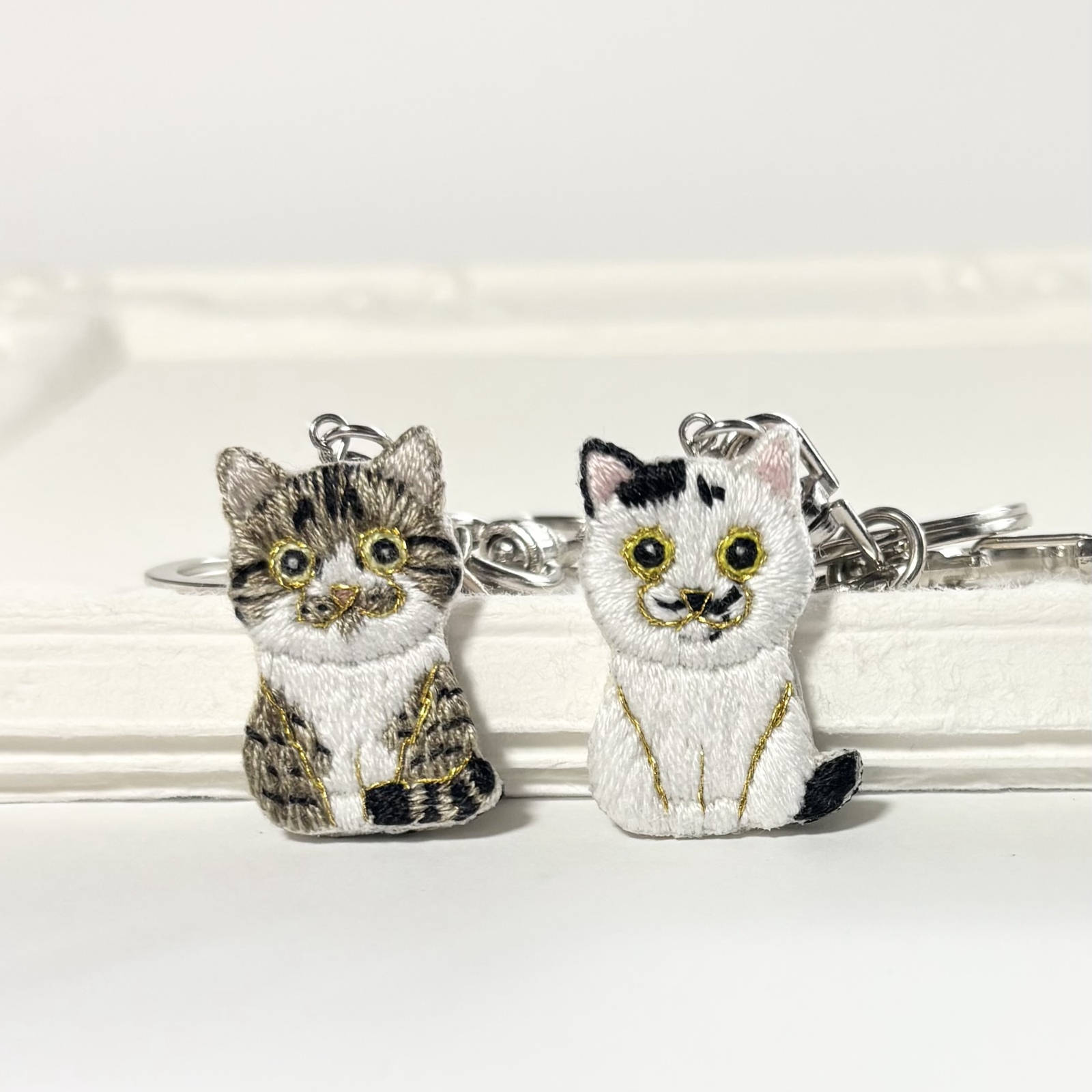 三毛猫のダーニング刺繍キーホルダー or ブローチ ハンドメイド