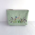 花の刺繍のポーチ