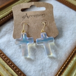 チロル155♡300円均一　オーロラガラスの十字架　クロスピアス　レインボー　クリアピアス