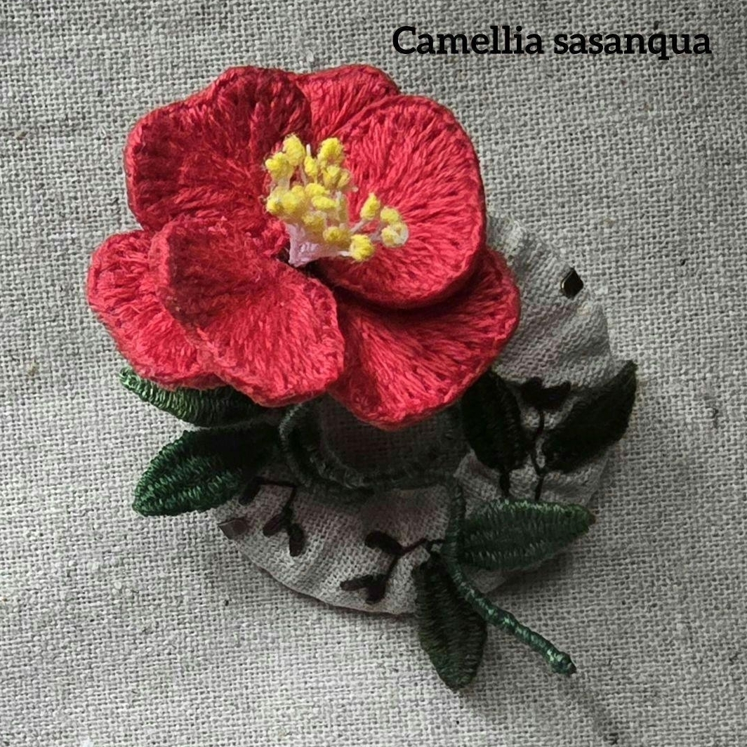 ❁hAnafany❁(専用)くるみボタン 立体刺繍 ブローチ