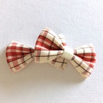 犬用赤いチェックのリボン