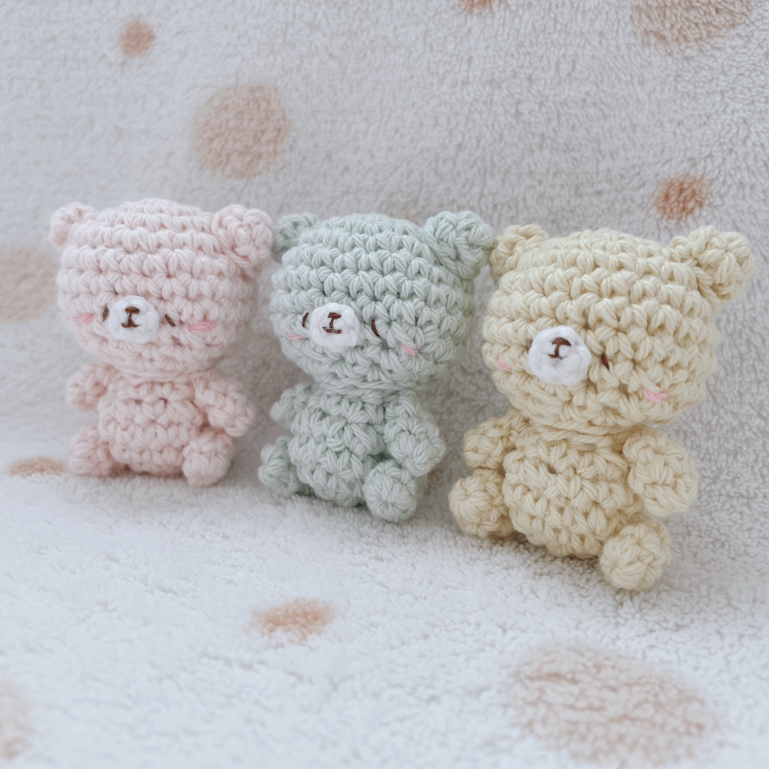 E*n様 迷子の子ねこちゃんの編みぐるみ◎ Amazon.co.jp: ふわふわロングな黒猫ちゃんの編みぐるみ