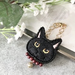 黒猫　2wayアクセサリー　バッグチャーム　ブローチ　愛猫と一緒にお出かけ気分♪ 手刺繍　ビーズ刺繍　首輪　パール　猫好き　ハンドメイドアクセサリー　クリスマス　ギフト