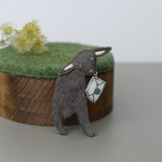 お手紙やぎさんの手刺繍ブローチ（黒）