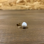 サステナブルなハンドメイドピアス　ホワイト　１個