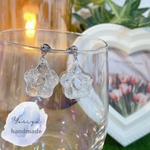 透き通るホワイトシェルピアス