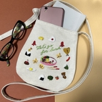 白いコットンのスマホショルダー　お弁当の手刺繍　ポシェット　サコッシュ　スマホ入れ　手刺繍　刺繍　お弁当箱　おにぎり　おむすび　アジフライ　天むす　ハンバーグ　おかず　ランチ目玉焼き　タコさん　