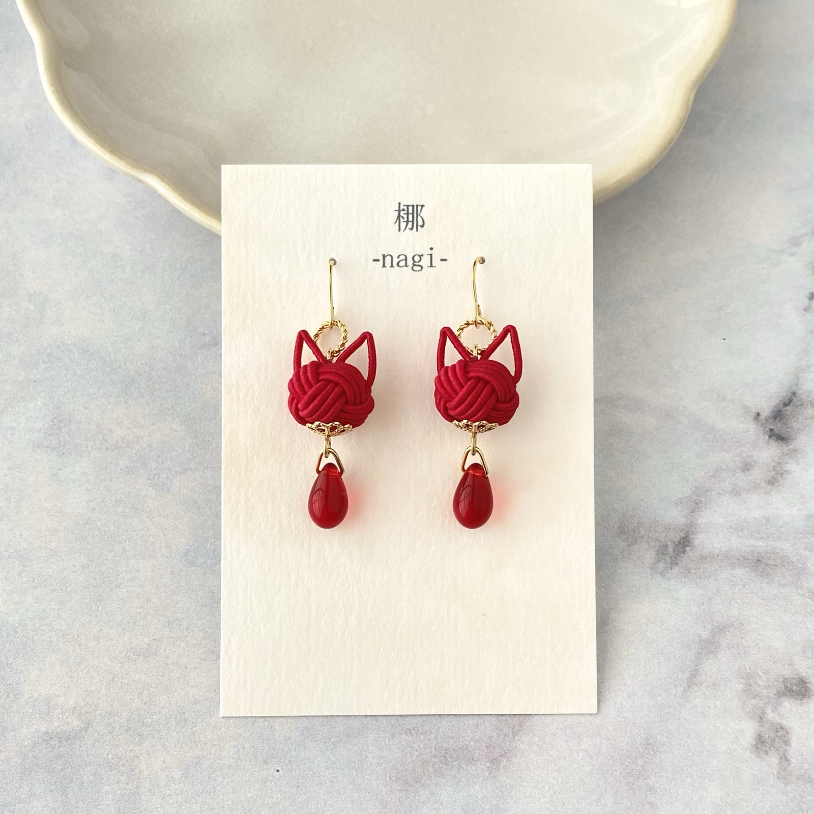 ね*ぽ様 【一点物】水引 黒猫と苺のピアス/イヤリング ね*ぽ様 【一点物】水引 黒猫と苺のピアス/イヤリング