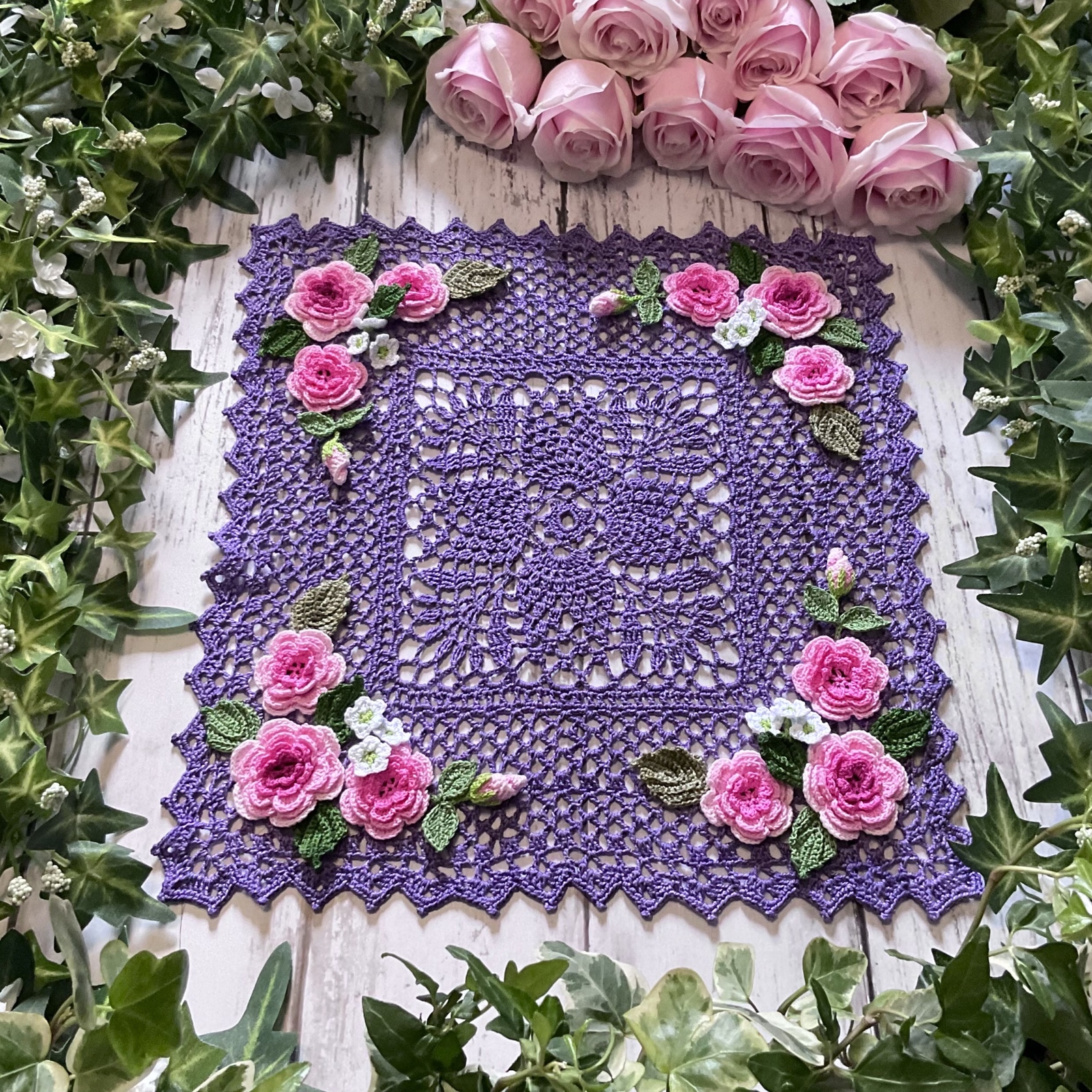 レース編みのドイリー・薔薇のスクエア(方眼編み) 39 cm 四方
