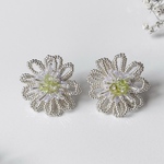 【再販】ペリドットを使ったお花のピアス／イヤリング　ガーベラ　ビーズ刺繍　天然石