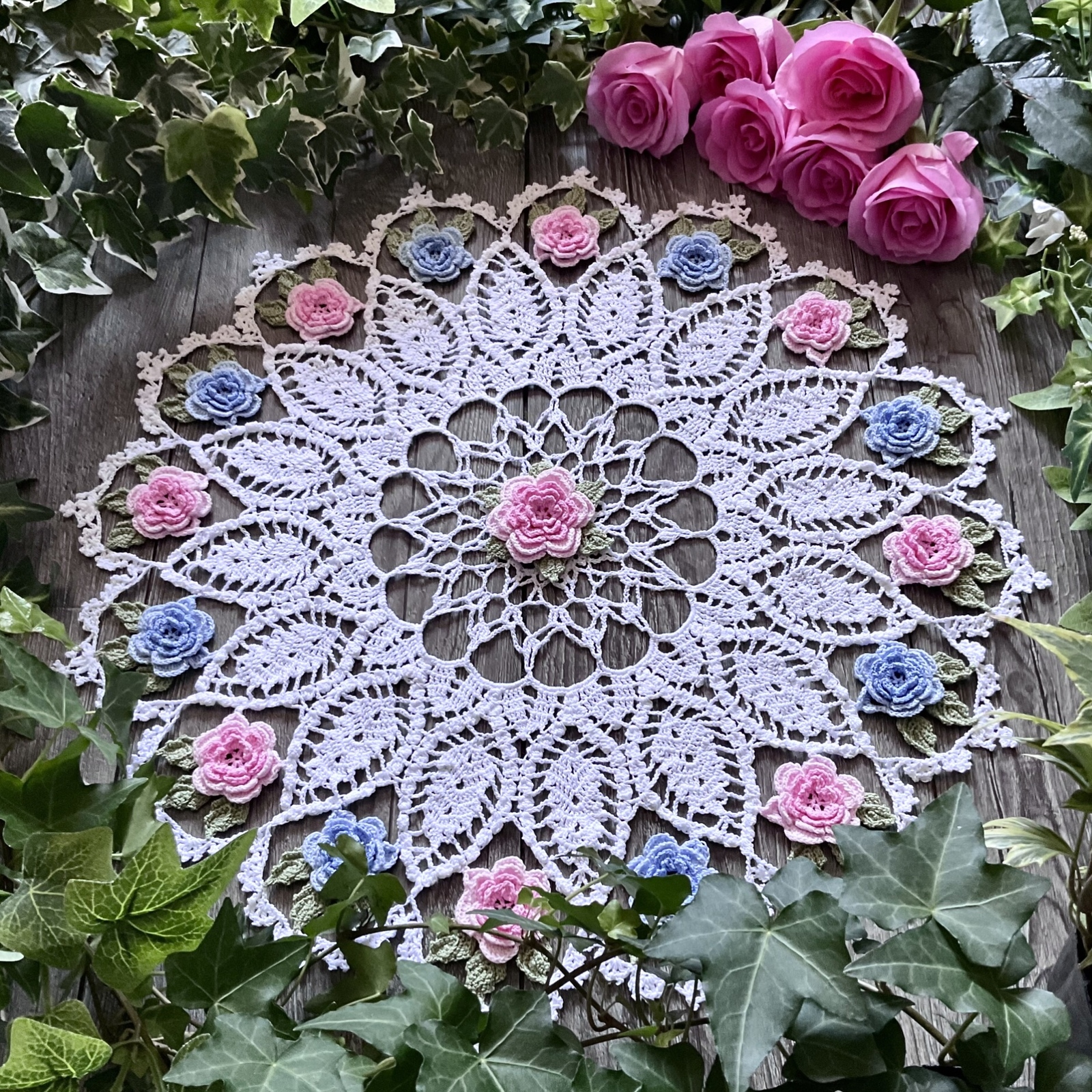 936 バラのスクエアレース編みドイリー❁*.゜ レース編みのドイリー・薔薇のスクエア(方眼編み) 39 cm 四方